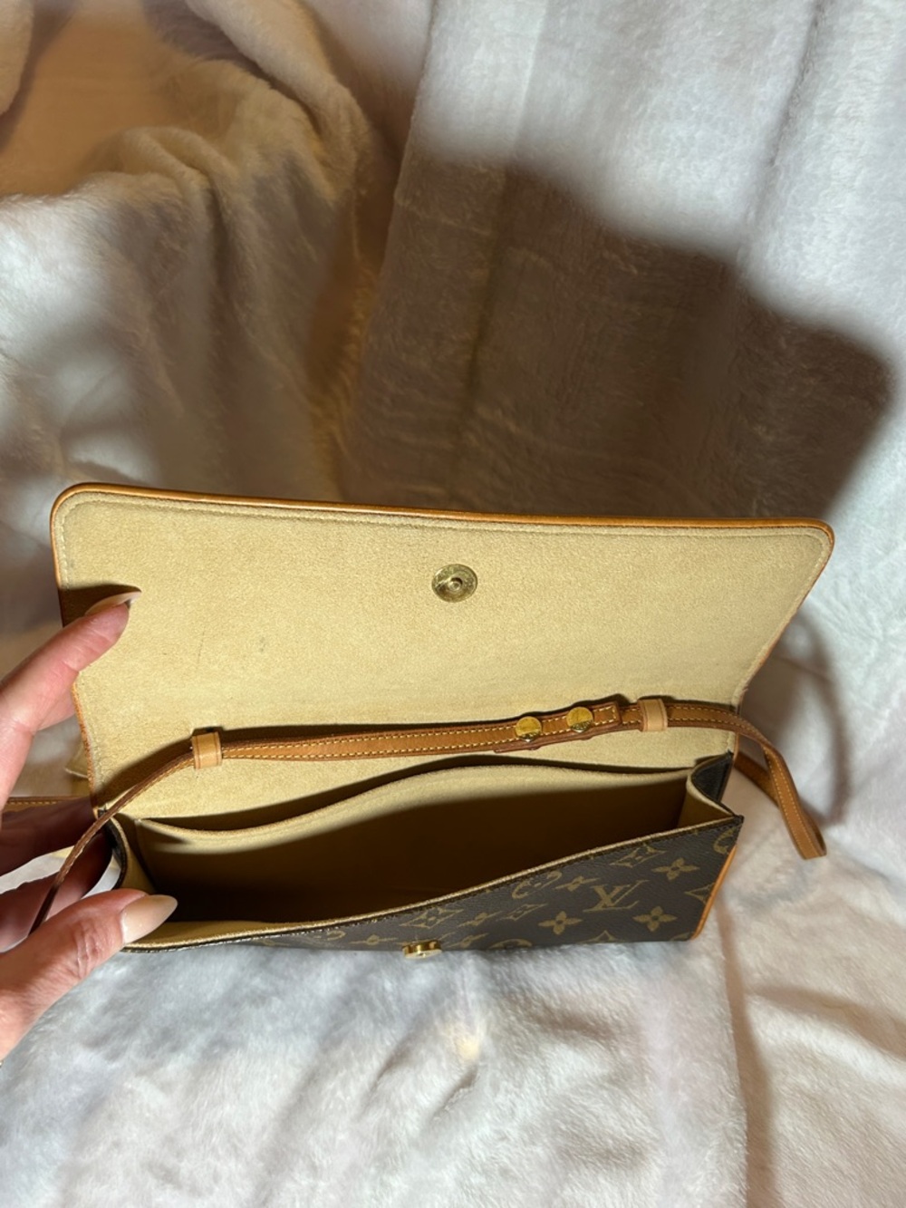 381. Louis Vuitton Monogram Pochette Twin GM w/coa - Picture 8 of 13